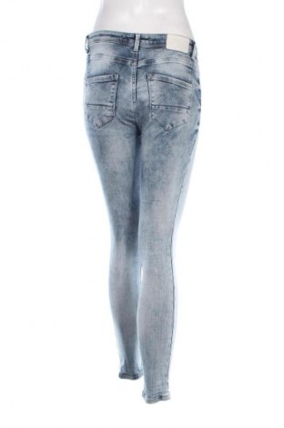 Damskie jeansy Bershka, Rozmiar M, Kolor Niebieski, Cena 46,99 zł