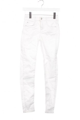 Damskie jeansy Pull&Bear, Rozmiar XS, Kolor Biały, Cena 92,99 zł