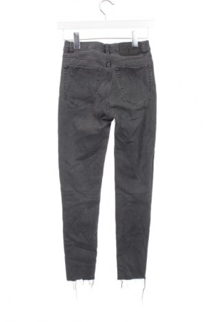 Damskie jeansy Pull&Bear, Rozmiar XS, Kolor Szary, Cena 37,99 zł