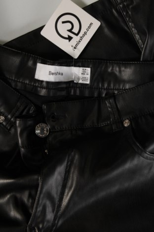 Γυναικείο παντελόνι Bershka, Μέγεθος L, Χρώμα Μαύρο, Τιμή 14,83 €