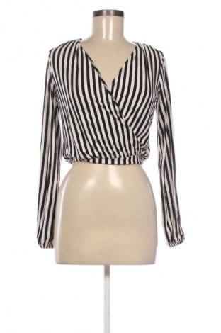 Дамска блуза Bershka, Размер S, Цвят Многоцветен, Цена 19,00 лв.