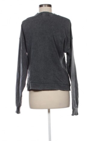 Damen Shirt Stradivarius, Größe M, Farbe Grau, Preis 9,72 €