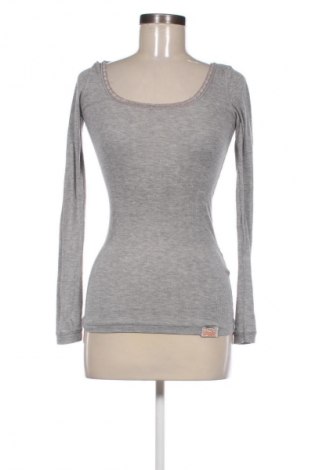 Дамска блуза Superdry, Размер S, Цвят Сив, Цена 30,89 лв.