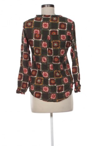 Дамска блуза Unbranded, Размер M, Цвят Многоцветен, Цена 19,00 лв.