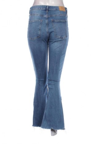 Γυναικείο Τζίν Bershka, Μέγεθος M, Χρώμα Μπλέ, Τιμή 14,83 €