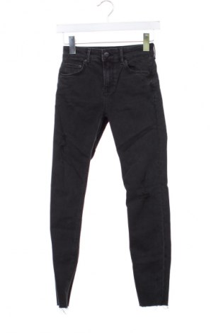 Dámské džíny  Bershka, Velikost XS, Barva Šedá, Cena  367,00 Kč
