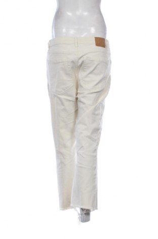 Blugi de femei Bershka, Mărime L, Culoare Ecru, Preț 77,17 Lei