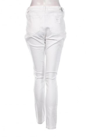Дамски дънки Calvin Klein Jeans, Размер L, Цвят Бял, Цена 157,99 лв.