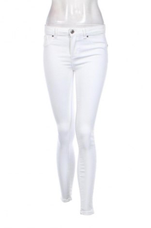 Damskie jeansy Fb Sister, Rozmiar M, Kolor Biały, Cena 66,67 zł