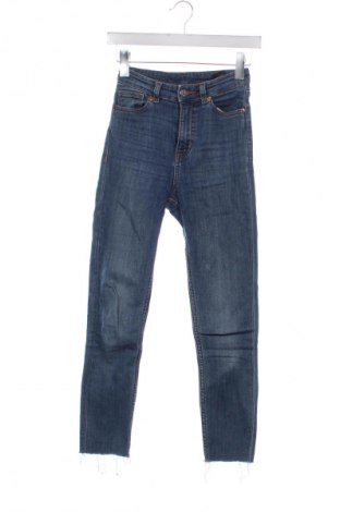 Damskie jeansy Monki, Rozmiar XXS, Kolor Niebieski, Cena 80,46 zł