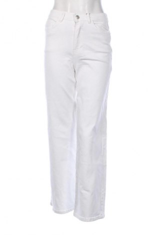 Дамски дънки Pieces, Размер S, Цвят Бял, Цена 77,99 лв.