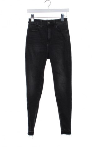 Dámske džínsy  Stradivarius, Veľkosť S, Farba Čierna, Cena  14,77 €