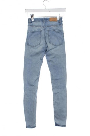 Damskie jeansy Stradivarius, Rozmiar XS, Kolor Niebieski, Cena 66,67 zł