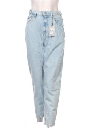 Дамски дънки Tommy Jeans, Размер M, Цвят Син, Цена 184,99 лв.