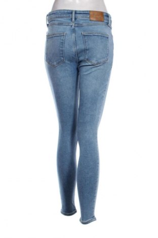 Damskie jeansy Zara, Rozmiar M, Kolor Niebieski, Cena 62,07 zł