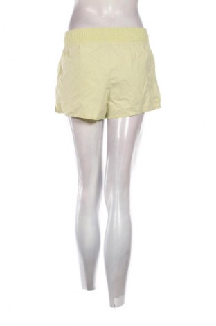 Damen Shorts Bershka, Größe S, Farbe Grün, Preis 9,74 €