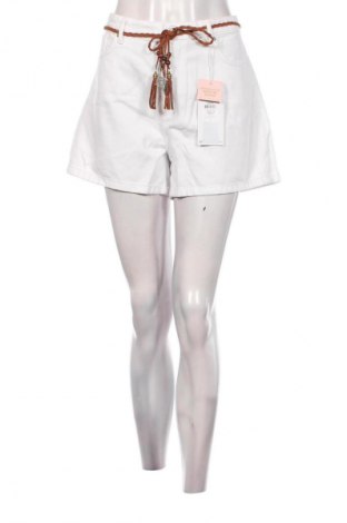 Дамски къс панталон ONLY, Размер L, Цвят Бял, Цена 46,99 лв.