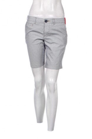 Дамски къс панталон Pull&Bear, Размер S, Цвят Многоцветен, Цена 19,00 лв.