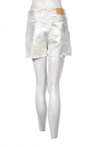 Γυναικείο κοντό παντελόνι Stradivarius, Μέγεθος M, Χρώμα Λευκό, Τιμή 9,72 €