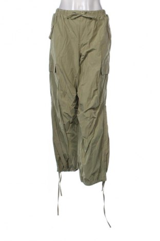 Дамски панталон Bershka, Размер S, Цвят Зелен, Цена 29,15 лв.