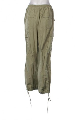 Дамски панталон Bershka, Размер S, Цвят Зелен, Цена 29,15 лв.
