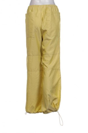 Дамско спортно долнище In Wear, Размер M, Цвят Жълт, Цена 40,89 лв.
