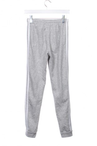 Детско спортно долнище Adidas, Размер 11-12y/ 152-158 см, Цвят Сив, Цена 34,99 лв.