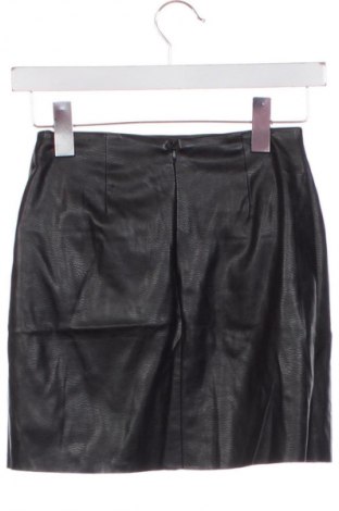 Пола Pull&Bear, Размер XS, Цвят Черен, Цена 19,00 лв.