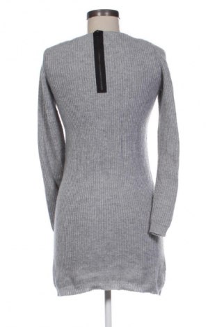 Рокля Bershka, Размер S, Цвят Сив, Цена 29,00 лв.