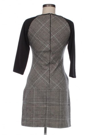 Рокля Bershka, Размер M, Цвят Многоцветен, Цена 35,99 лв.