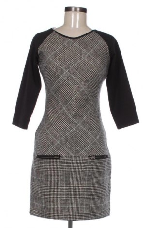 Рокля Bershka, Размер M, Цвят Многоцветен, Цена 35,99 лв.