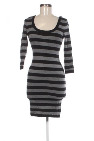 Рокля Guess, Размер S, Цвят Многоцветен, Цена 30,99 лв.