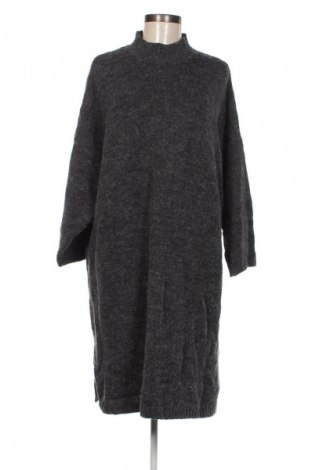 Рокля Monki, Размер M, Цвят Сив, Цена 28,99 лв.