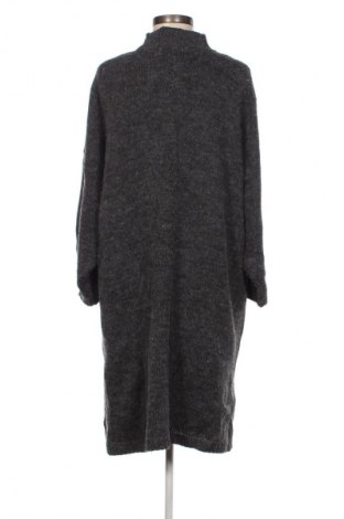 Рокля Monki, Размер M, Цвят Сив, Цена 28,99 лв.