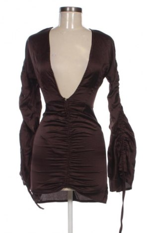 Рокля Pretty Little Thing, Размер XXS, Цвят Кафяв, Цена 46,92 лв.