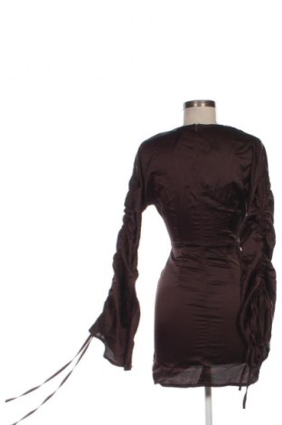 Рокля Pretty Little Thing, Размер XXS, Цвят Кафяв, Цена 46,92 лв.