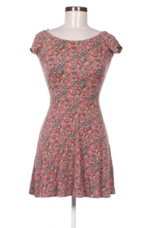 Рокля Stradivarius, Размер S, Цвят Многоцветен, Цена 28,88 лв.