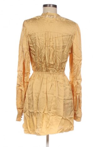 Рокля Tigerlily, Размер M, Цвят Жълт, Цена 53,99 лв.