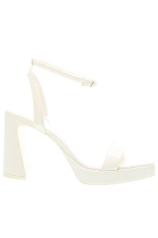 Sandalen Bershka, Größe 40, Farbe Weiß, Preis 26,00 €