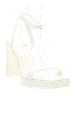 Sandalen Bershka, Größe 40, Farbe Weiß, Preis 26,00 €