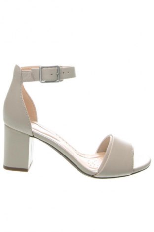 Сандали Clarks, Размер 35, Цвят Бежов, Цена 149,99 лв.