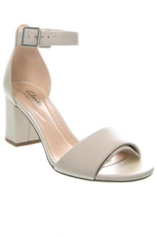 Сандали Clarks, Размер 35, Цвят Бежов, Цена 149,99 лв.