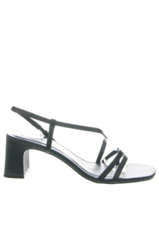 Sandały Pull&Bear, Rozmiar 38, Kolor Czarny, Cena 116,85 zł