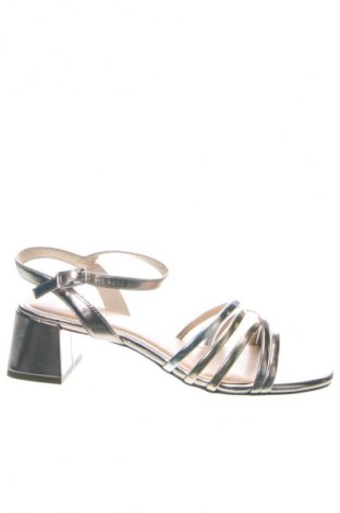 Сандали Remonte, Размер 40, Цвят Сребрист, Цена 75,99 лв.