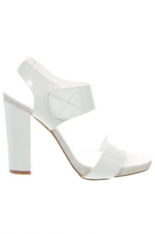 Сандали Unbranded, Размер 38, Цвят Бял, Цена 62,00 лв.