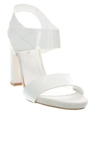 Сандали Unbranded, Размер 38, Цвят Бял, Цена 62,00 лв.