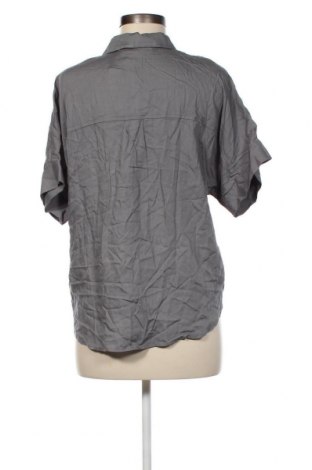 Дамска риза Monki, Размер XS, Цвят Сив, Цена 18,13 лв.