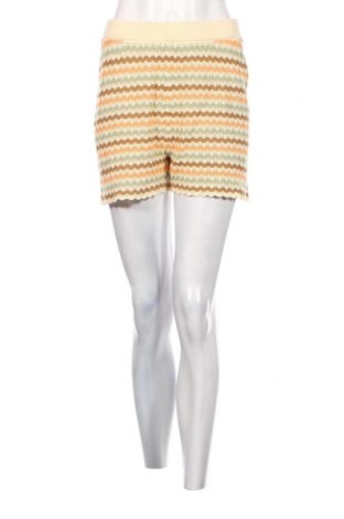 Γυναικείο κοντό παντελόνι Pieces, Μέγεθος S, Χρώμα Πολύχρωμο, Τιμή 5,98 €