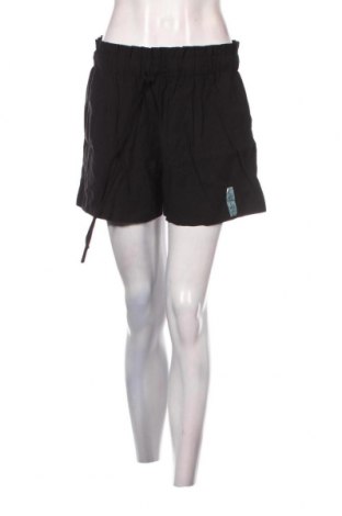 Γυναικείο κοντό παντελόνι Pull&Bear, Μέγεθος L, Χρώμα Μαύρο, Τιμή 8,47 €