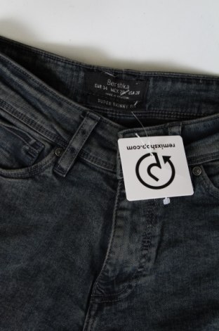 Damskie jeansy Bershka, Rozmiar XS, Kolor Szary, Cena 92,99 zł